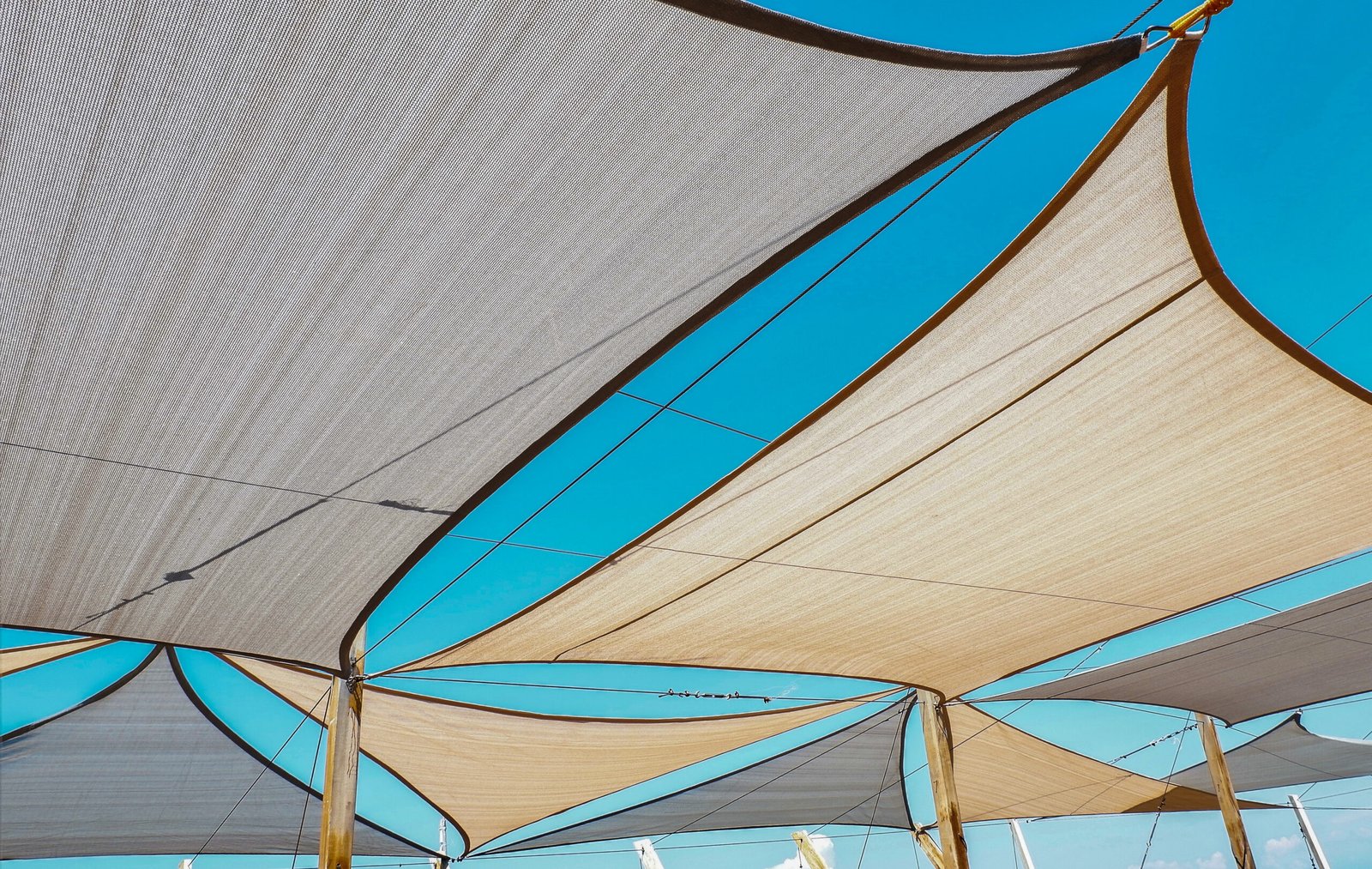 Shade sail re-tensioning